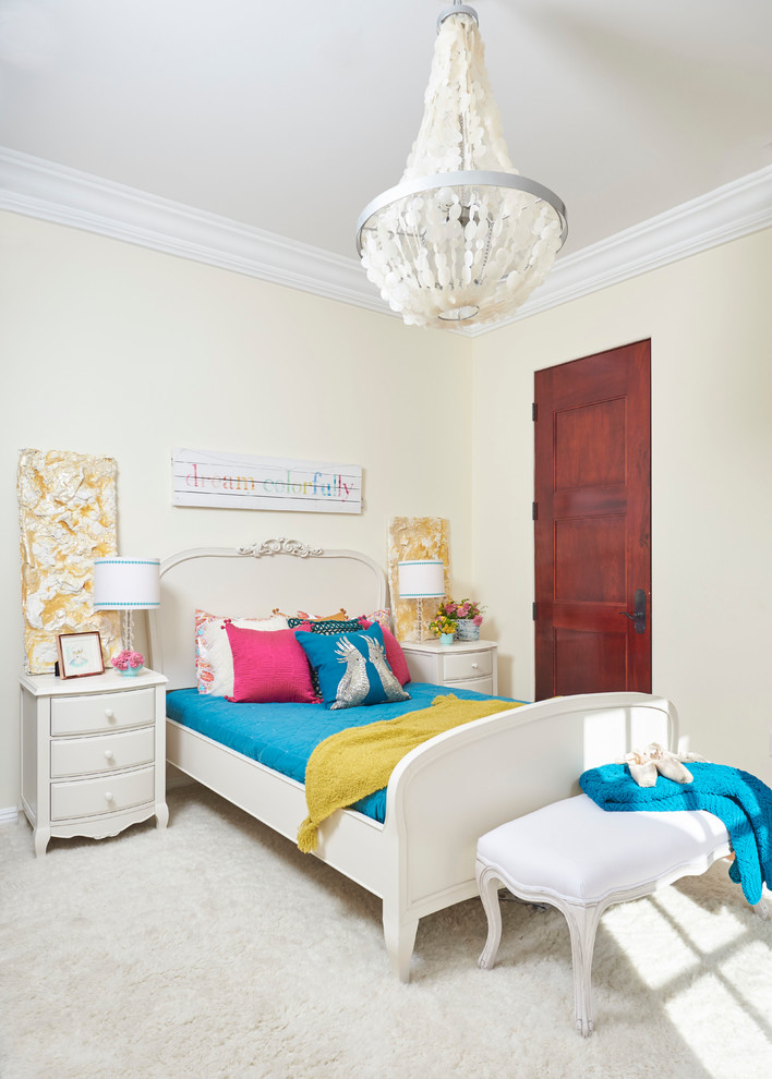 Diseño de dormitorio infantil clásico renovado grande con paredes beige y suelo de madera en tonos medios