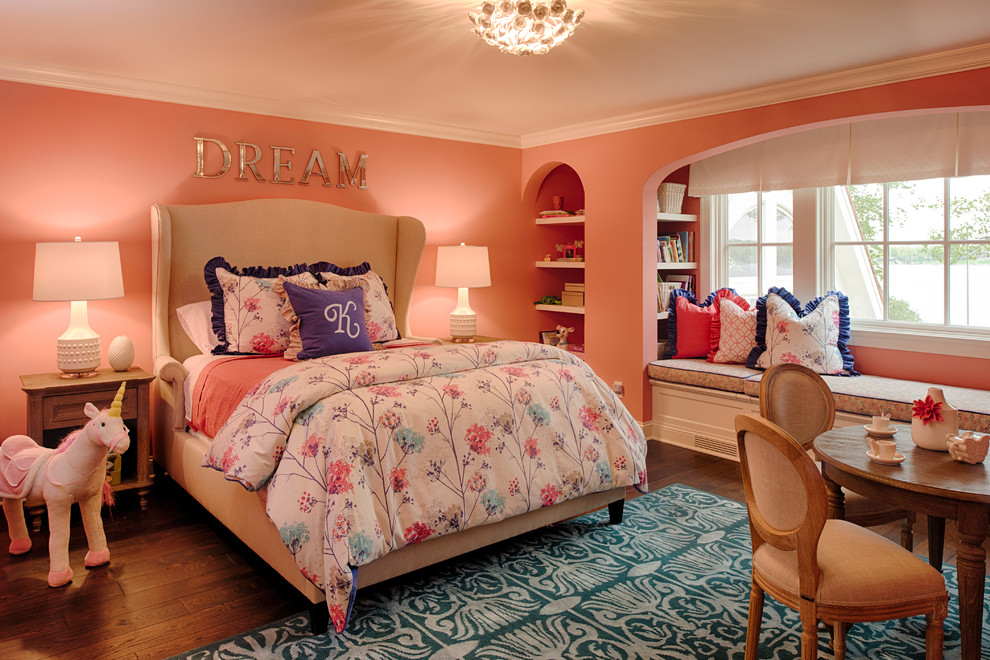 Exempel på ett mellanstort klassiskt flickrum kombinerat med sovrum och för 4-10-åringar, med orange väggar, mörkt trägolv och brunt golv