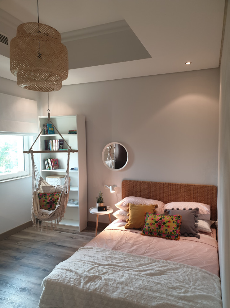 Imagen de dormitorio infantil moderno de tamaño medio con suelo vinílico