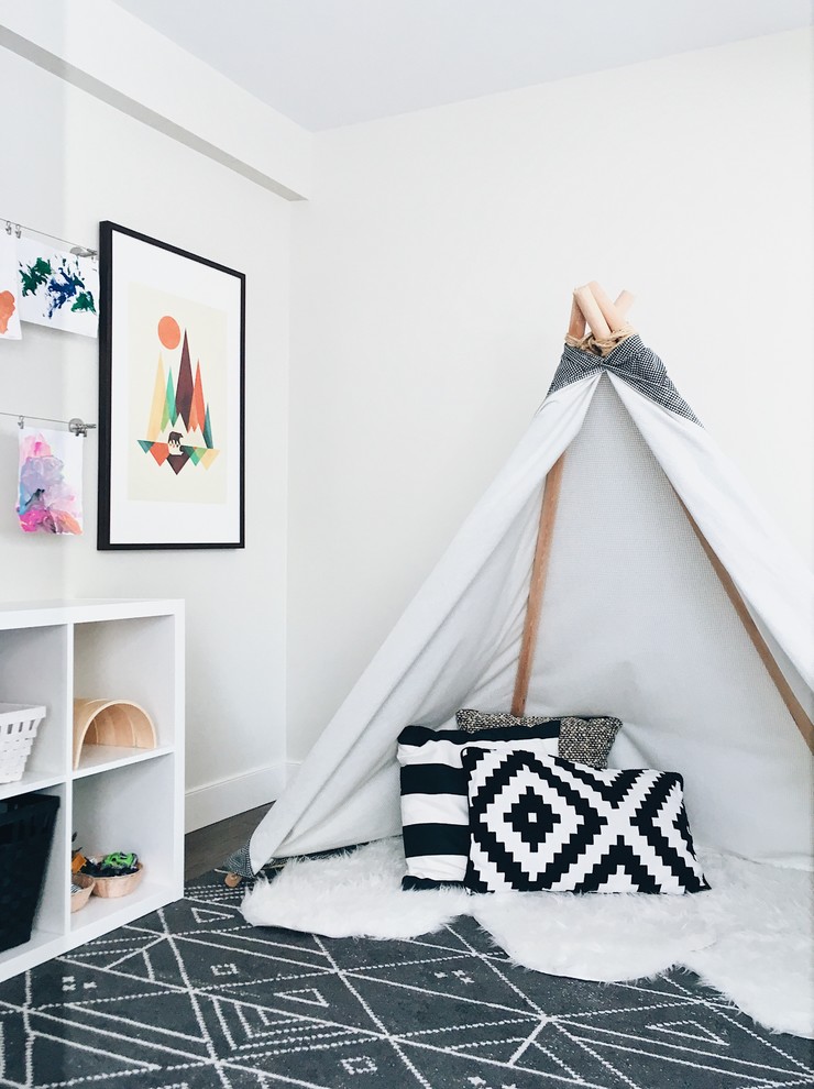 Inspiration pour une chambre d'enfant minimaliste de taille moyenne avec un mur blanc, un sol en bois brun et un sol marron.