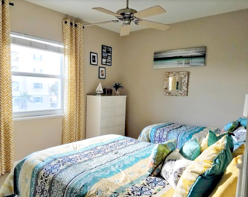 Foto de dormitorio infantil de estilo de casa de campo con paredes beige