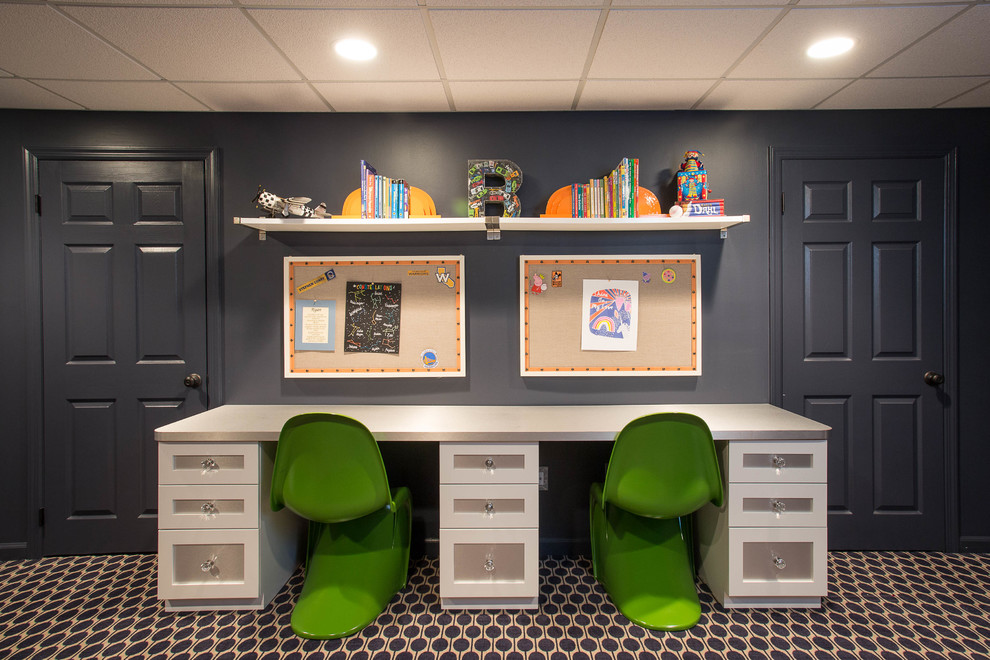 Exemple d'une chambre neutre de 4 à 10 ans chic de taille moyenne avec moquette, un mur bleu et un bureau.
