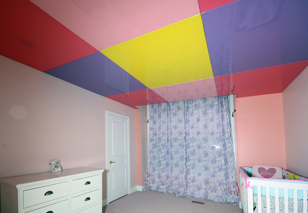 Cette photo montre une chambre d'enfant de 1 à 3 ans éclectique de taille moyenne avec un mur rose et moquette.