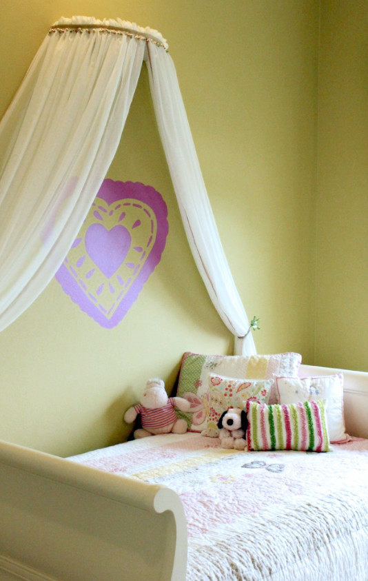 На фото: детская среднего размера в стиле неоклассика (современная классика) с спальным местом, зелеными стенами и ковровым покрытием для ребенка от 4 до 10 лет, девочки с