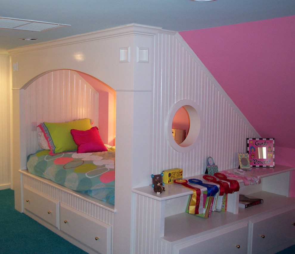 Esempio di un'In mansarda cameretta per bambini chic con pareti rosa