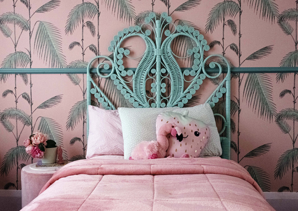 Idéer för att renovera ett litet tropiskt flickrum kombinerat med sovrum och för 4-10-åringar, med rosa väggar
