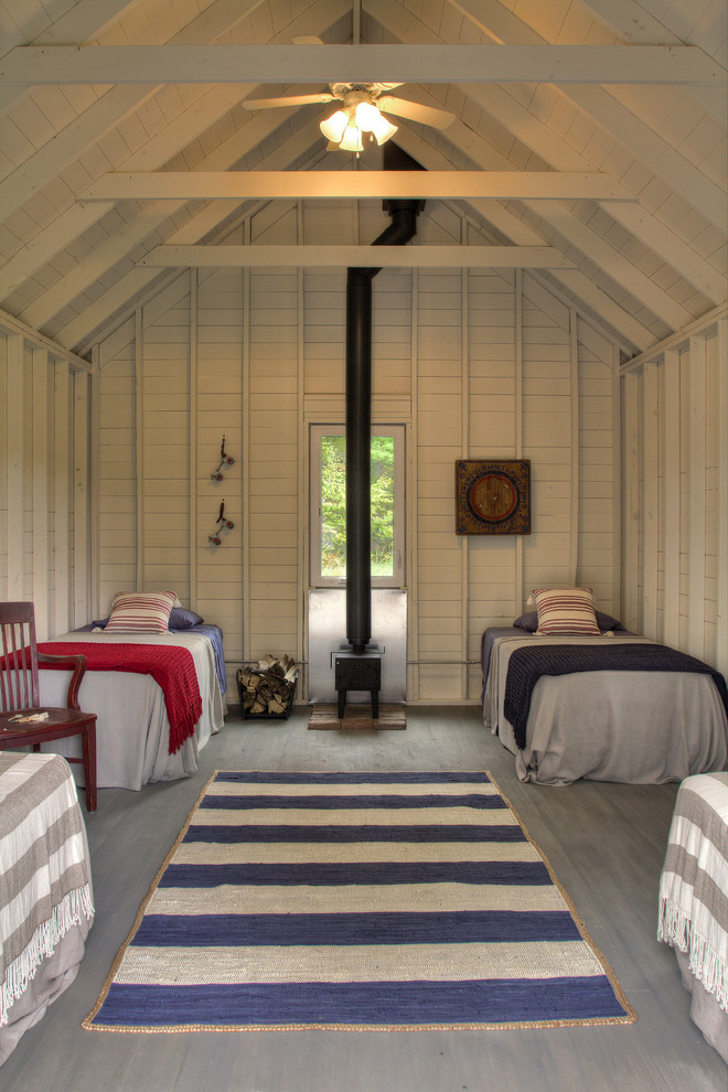 Bild på ett mellanstort lantligt könsneutralt barnrum kombinerat med sovrum, med bruna väggar, ljust trägolv och grått golv