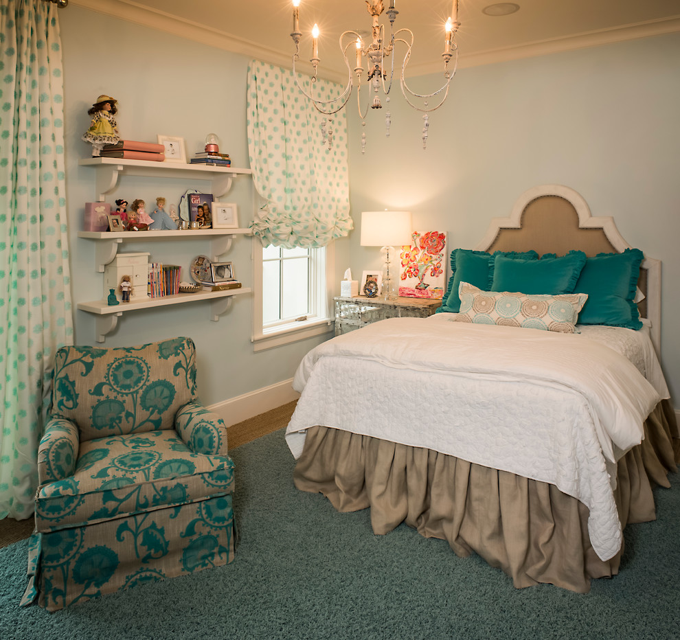 На фото: детская в классическом стиле с спальным местом, синими стенами и ковровым покрытием для ребенка от 4 до 10 лет, девочки
