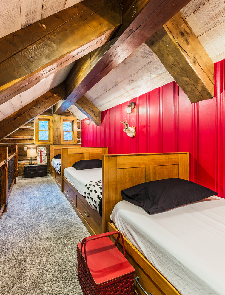 Idéer för rustika könsneutrala barnrum kombinerat med sovrum och för 4-10-åringar, med röda väggar, heltäckningsmatta och grått golv