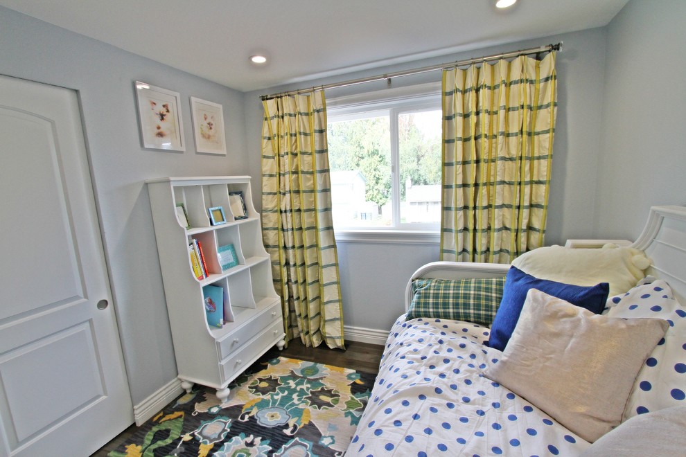 Aménagement d'une chambre d'enfant de 4 à 10 ans classique de taille moyenne avec un mur gris et parquet foncé.