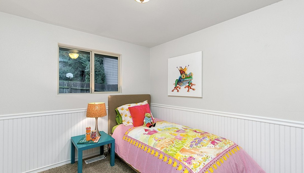 На фото: детская среднего размера в стиле неоклассика (современная классика) с спальным местом, серыми стенами и ковровым покрытием для ребенка от 4 до 10 лет, девочки