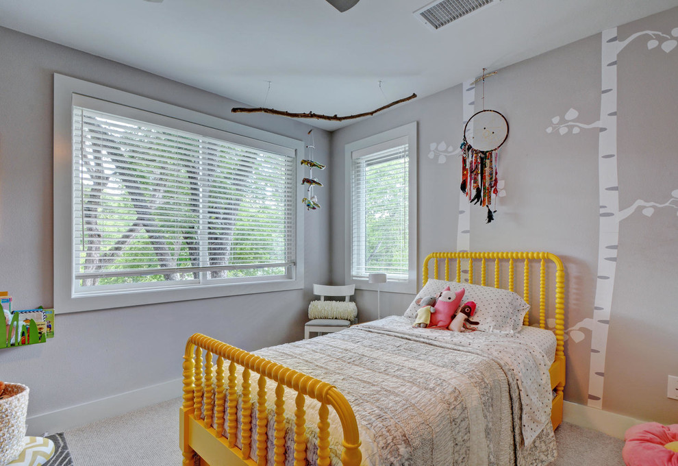Aménagement d'une chambre d'enfant de 1 à 3 ans contemporaine avec un mur gris et moquette.