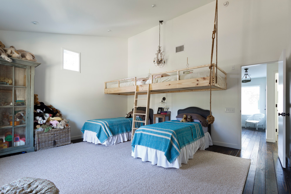 Cette photo montre une grande chambre neutre tendance avec un mur blanc, parquet foncé et un lit superposé.