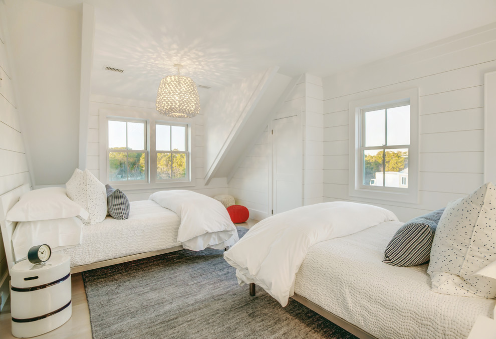 Diseño de dormitorio infantil marinero con paredes blancas, suelo de madera clara y suelo beige