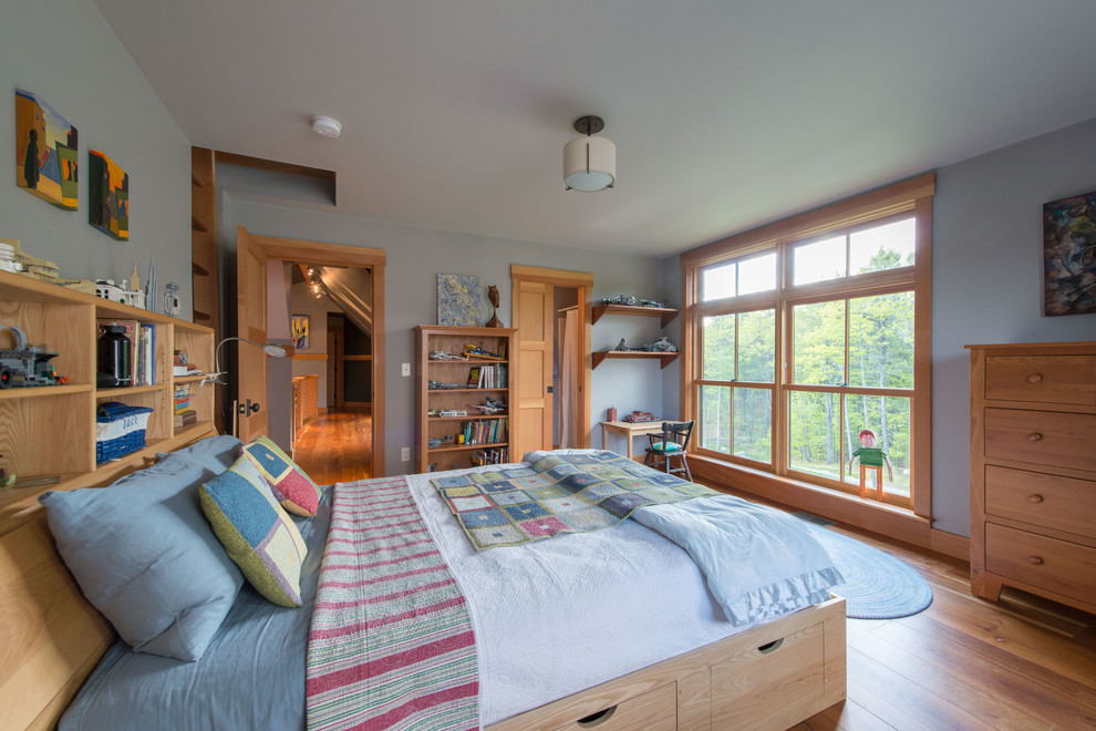 Exemple d'une chambre d'enfant de 4 à 10 ans craftsman de taille moyenne avec un mur gris et un sol en bois brun.