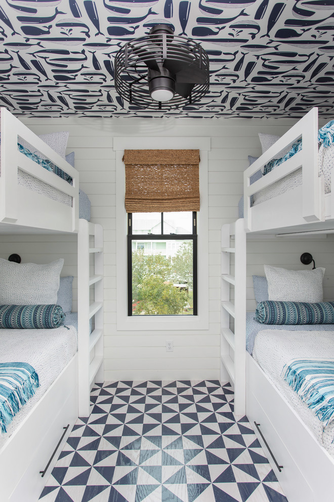 Neutrales Maritimes Kinderzimmer mit Schlafplatz, weißer Wandfarbe und buntem Boden in Sonstige