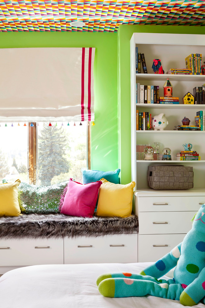 На фото: детская среднего размера в современном стиле с спальным местом и зелеными стенами для ребенка от 4 до 10 лет, девочки с