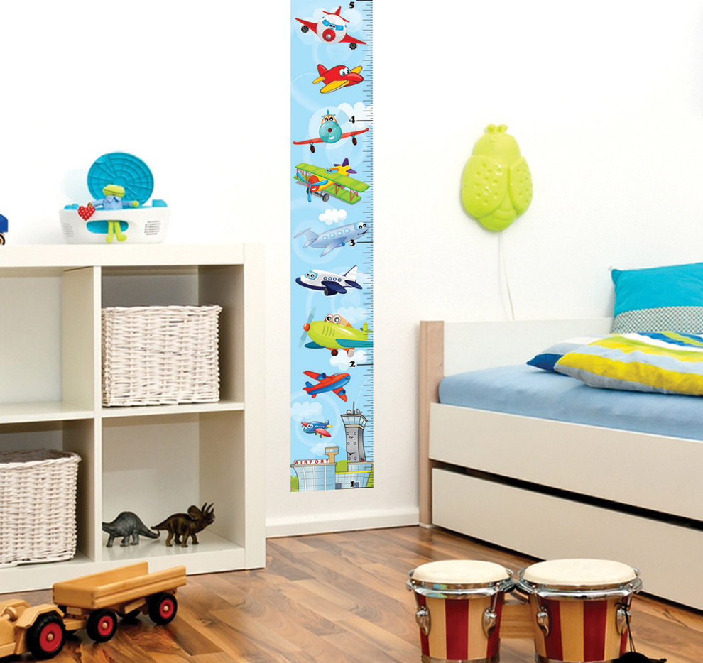 Ejemplo de dormitorio infantil de 4 a 10 años moderno pequeño con paredes blancas y suelo de madera oscura