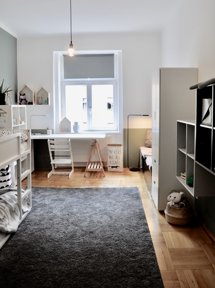 Imagen de dormitorio infantil nórdico pequeño con paredes verdes