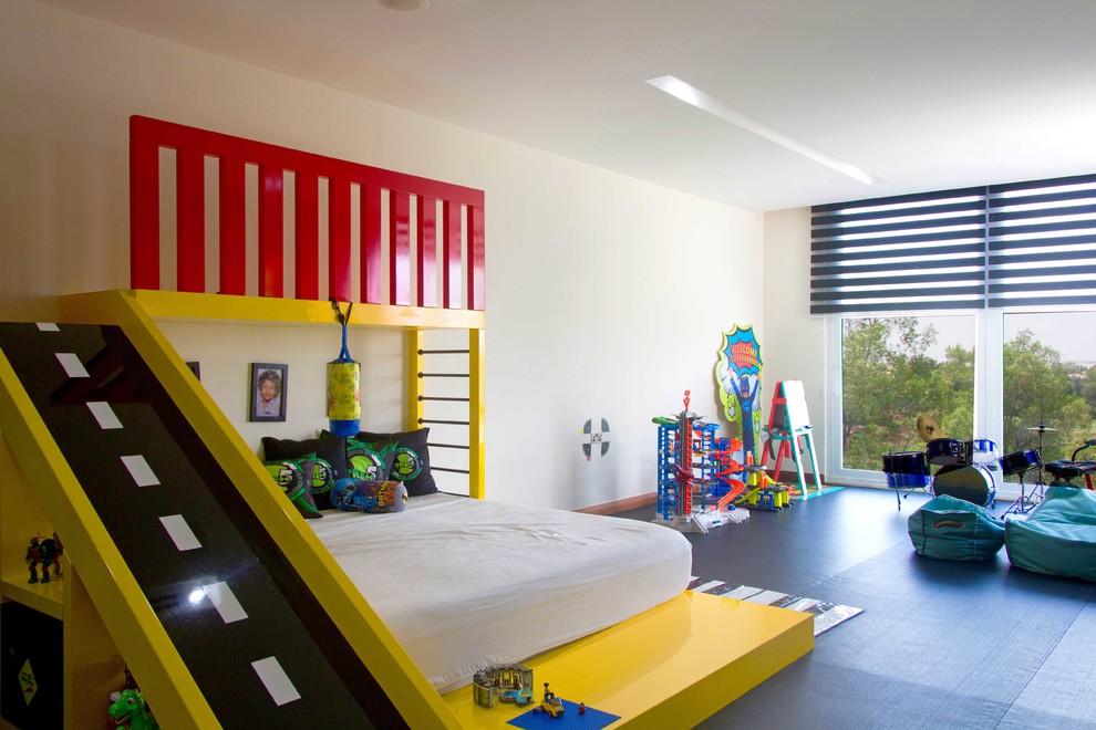 Aménagement d'une chambre d'enfant de 4 à 10 ans contemporaine avec un mur blanc et un sol noir.