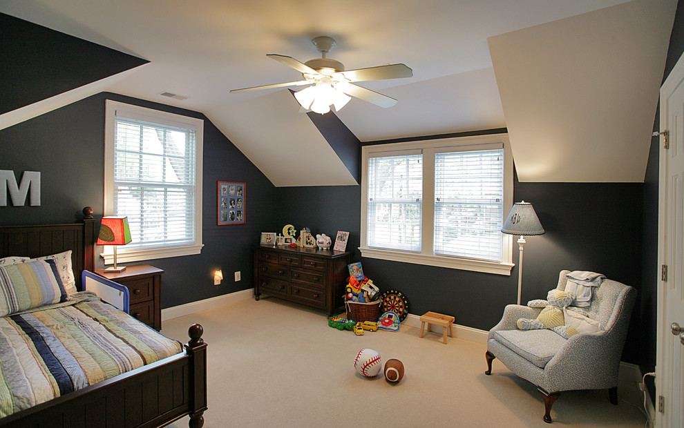 На фото: большая детская в классическом стиле с спальным местом, синими стенами и ковровым покрытием для ребенка от 4 до 10 лет, мальчика
