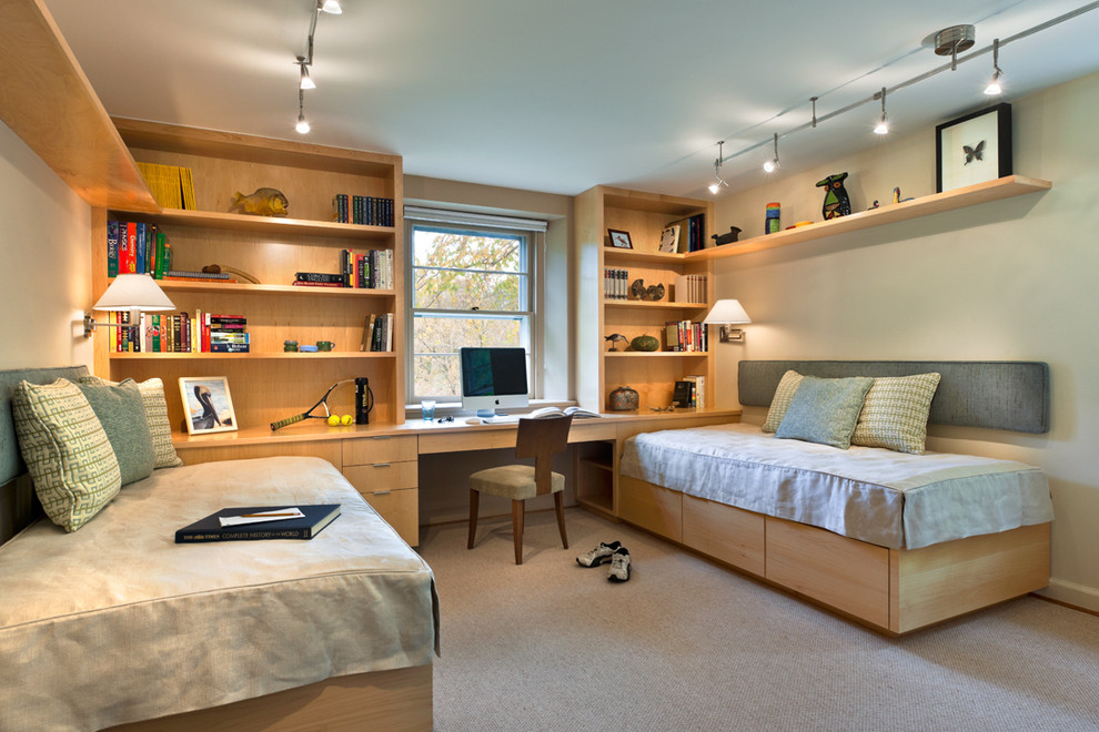 Inspiration för ett funkis barnrum kombinerat med sovrum, med beige väggar och heltäckningsmatta