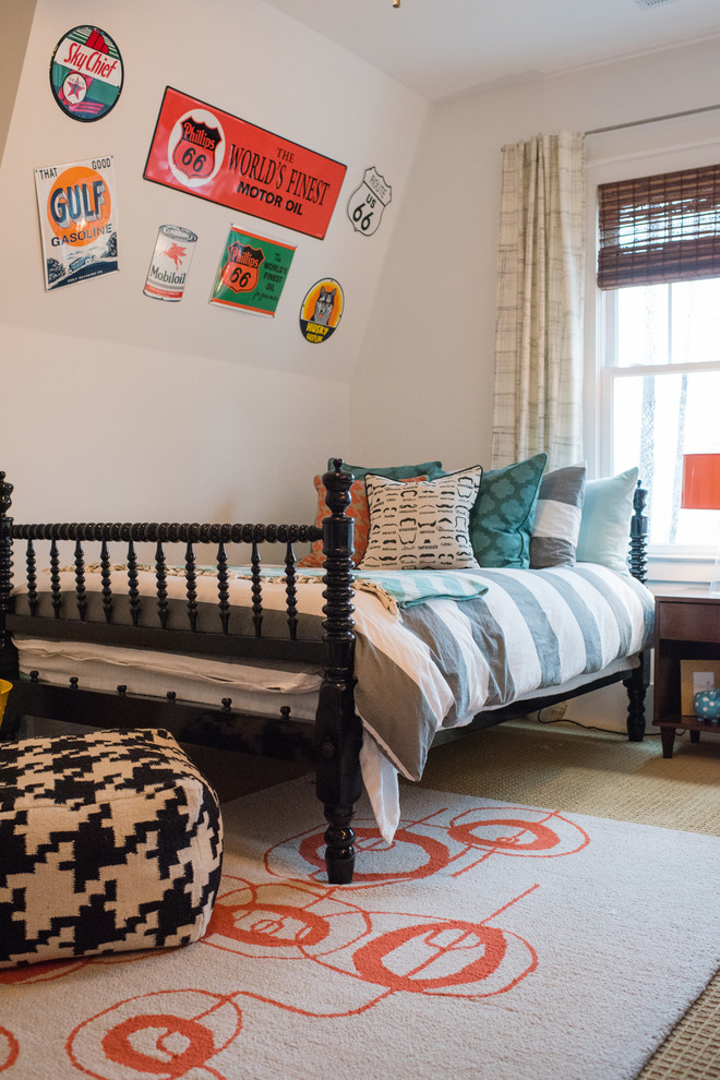 Imagen de dormitorio infantil clásico con paredes blancas y moqueta