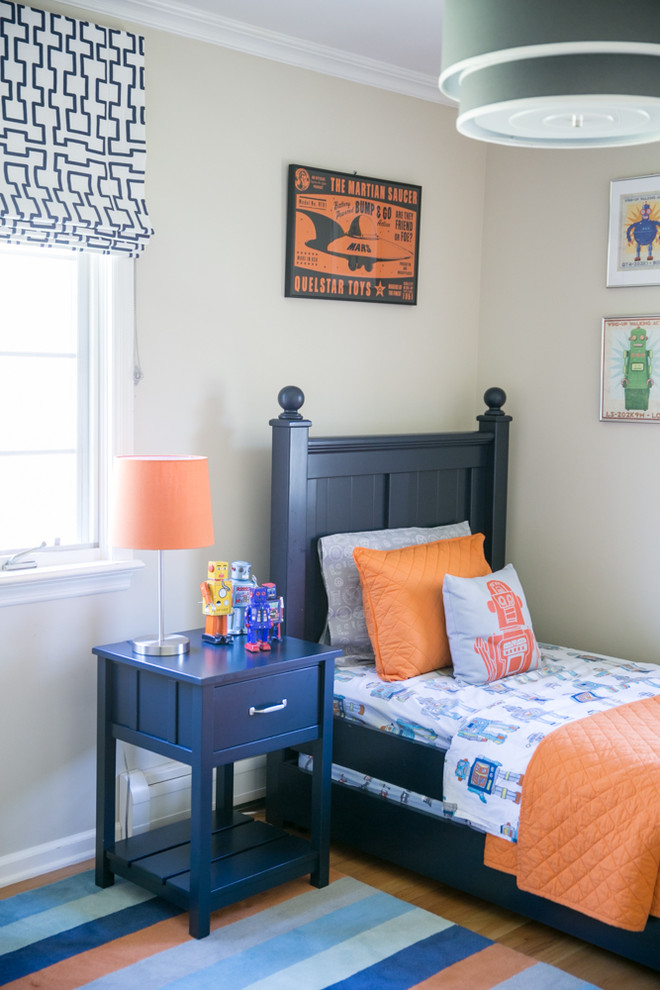 Ejemplo de dormitorio infantil de 4 a 10 años tradicional renovado de tamaño medio con paredes beige y suelo de madera clara