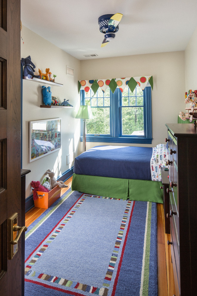 Idee per una cameretta per bambini da 4 a 10 anni classica di medie dimensioni con pareti bianche e parquet chiaro