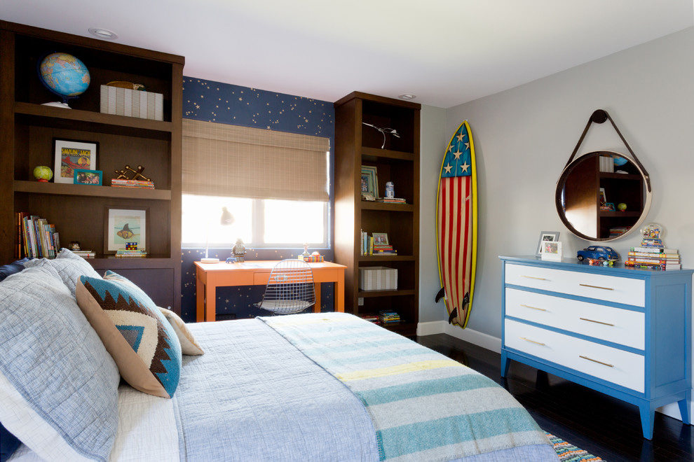 На фото: детская среднего размера в стиле неоклассика (современная классика) с спальным местом, серыми стенами и темным паркетным полом для подростка, мальчика с