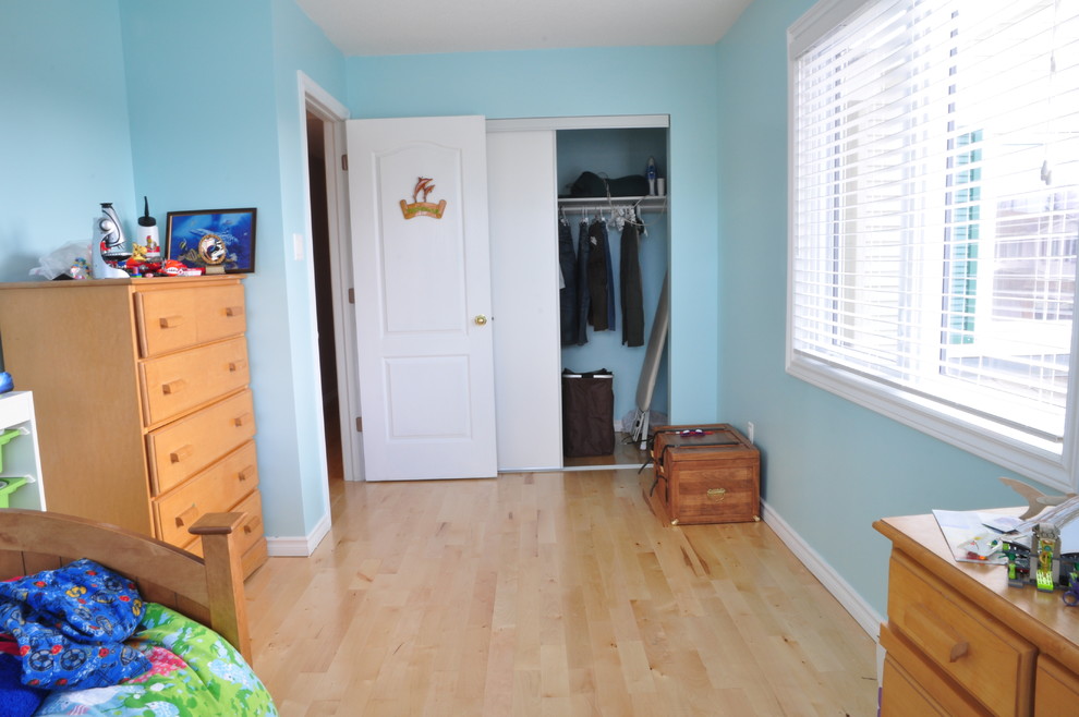 Idéer för att renovera ett mellanstort vintage pojkrum kombinerat med sovrum och för 4-10-åringar, med blå väggar och ljust trägolv