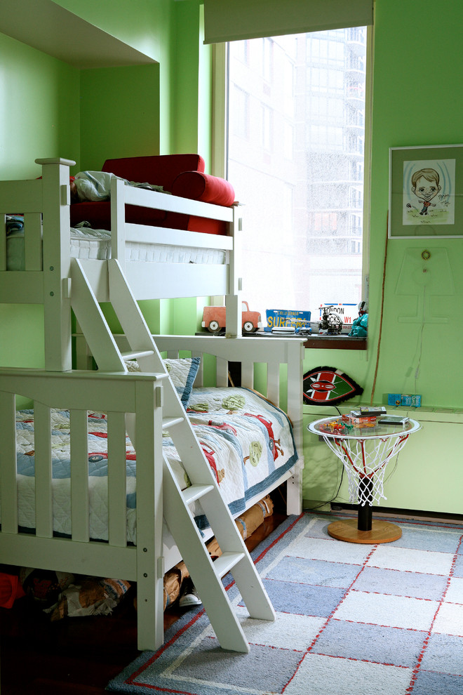 Imagen de dormitorio infantil de 4 a 10 años tradicional con paredes verdes y suelo de madera en tonos medios