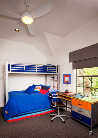Пример оригинального дизайна: большая детская в современном стиле с спальным местом, белыми стенами и ковровым покрытием для подростка, мальчика