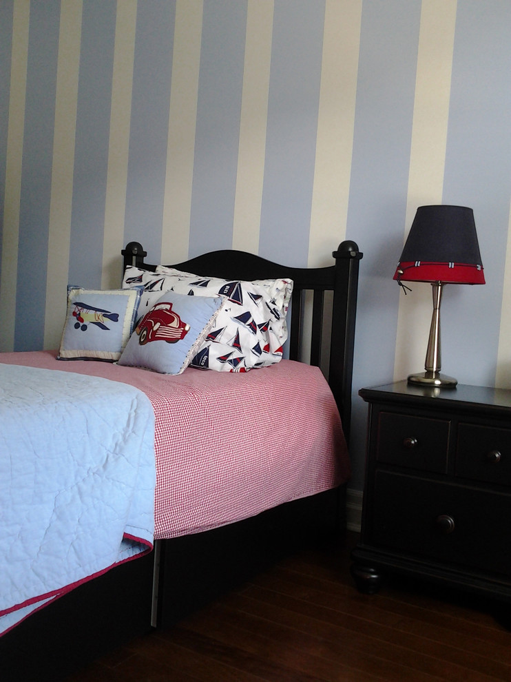 Klassisk inredning av ett litet pojkrum kombinerat med sovrum och för 4-10-åringar, med blå väggar och mellanmörkt trägolv