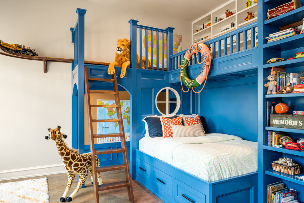 Mediterranes Kinderzimmer mit beiger Wandfarbe, dunklem Holzboden und braunem Boden in Houston