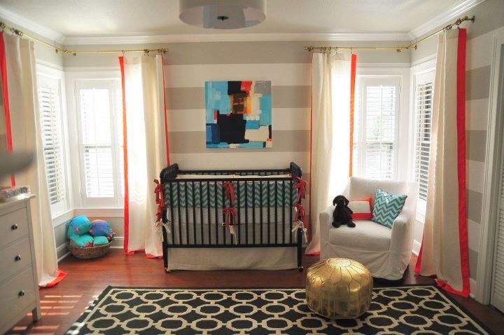 На фото: нейтральная детская среднего размера в стиле фьюжн с спальным местом, разноцветными стенами, темным паркетным полом и коричневым полом для ребенка от 1 до 3 лет с