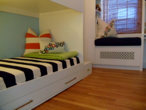 Modelo de dormitorio infantil de 4 a 10 años actual pequeño con paredes azules y suelo de madera en tonos medios
