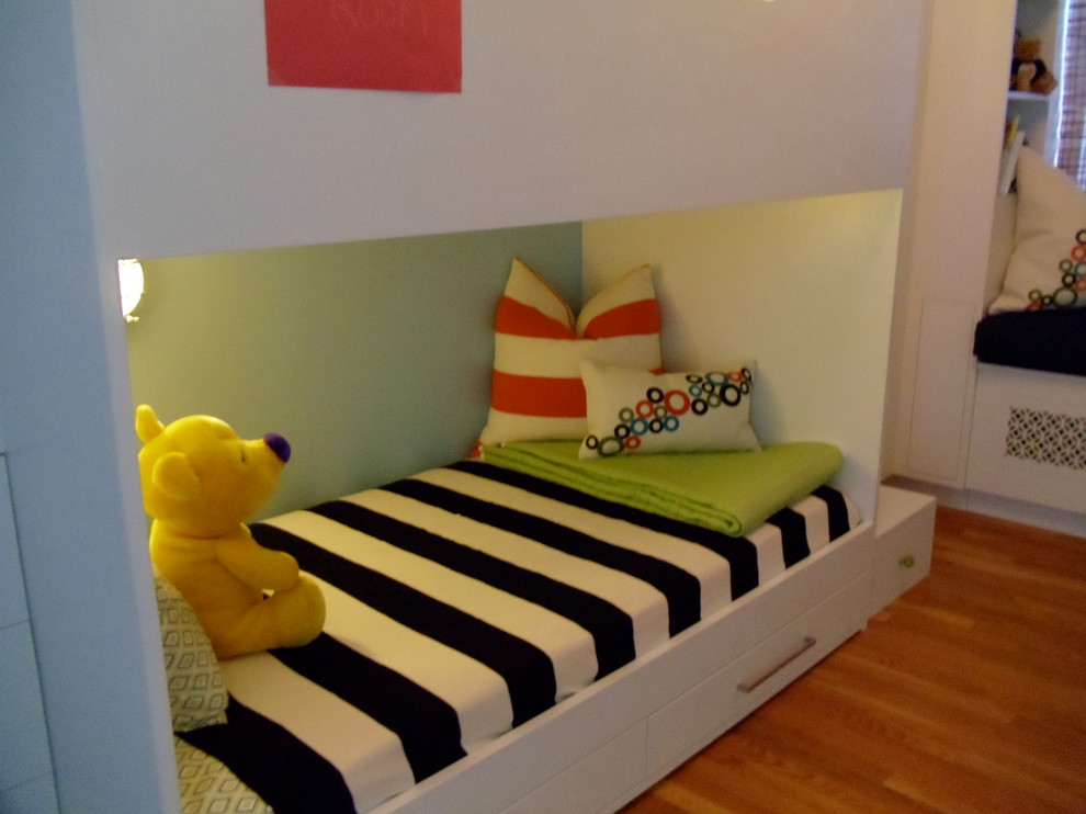 Diseño de dormitorio infantil de 4 a 10 años actual pequeño con paredes azules y suelo de madera en tonos medios