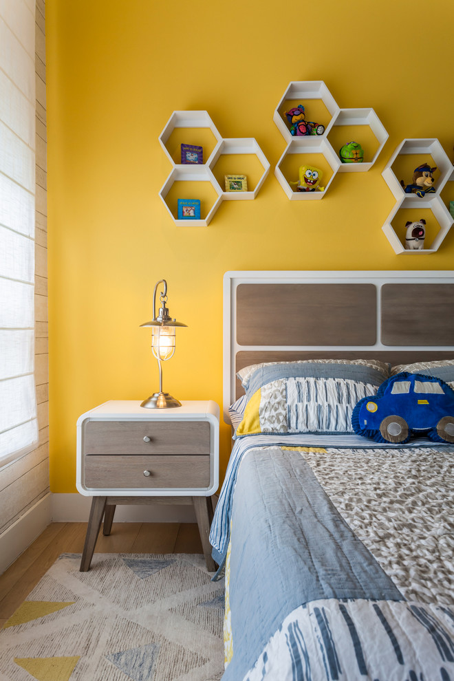 Bild på ett mellanstort funkis pojkrum kombinerat med sovrum, med beige väggar och plywoodgolv