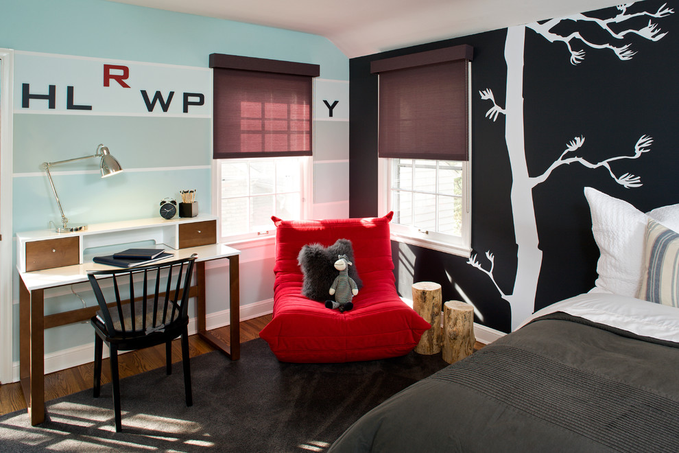 Foto på ett funkis könsneutralt tonårsrum kombinerat med sovrum, med mellanmörkt trägolv och flerfärgade väggar