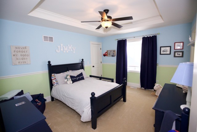 Bild på ett mellanstort lantligt pojkrum kombinerat med sovrum och för 4-10-åringar, med blå väggar, heltäckningsmatta och beiget golv
