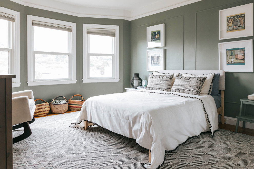 Mittelgroßes Klassisches Schlafzimmer mit grüner Wandfarbe, Teppichboden und grauem Boden in San Francisco