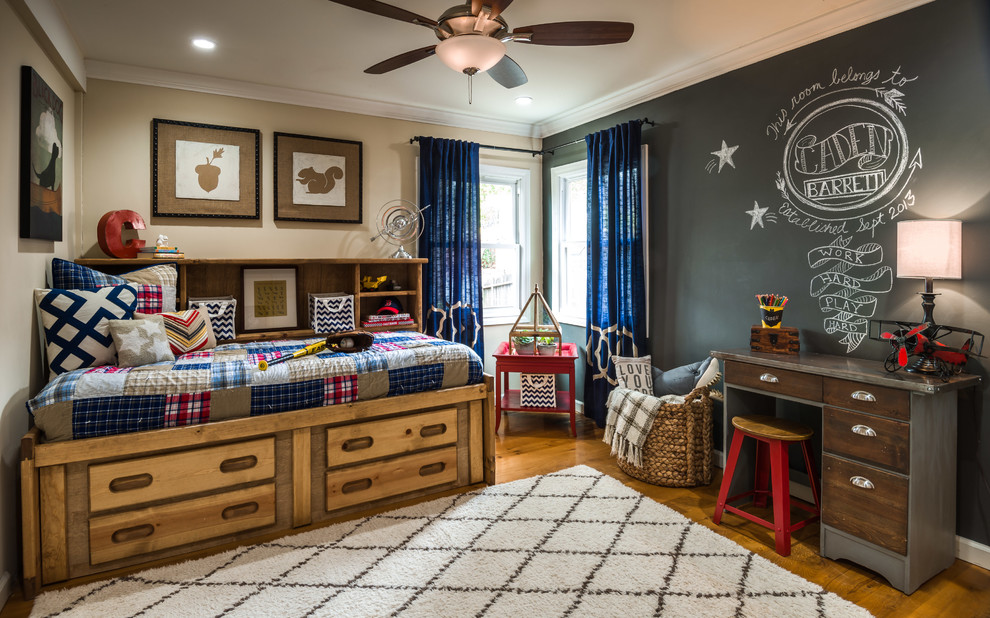 Cette photo montre une chambre d'enfant chic avec un sol en bois brun et un mur multicolore.
