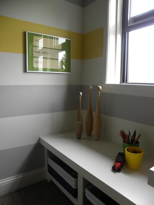 Idee per una cameretta per bambini da 1 a 3 anni bohémian di medie dimensioni con pareti grigie e moquette