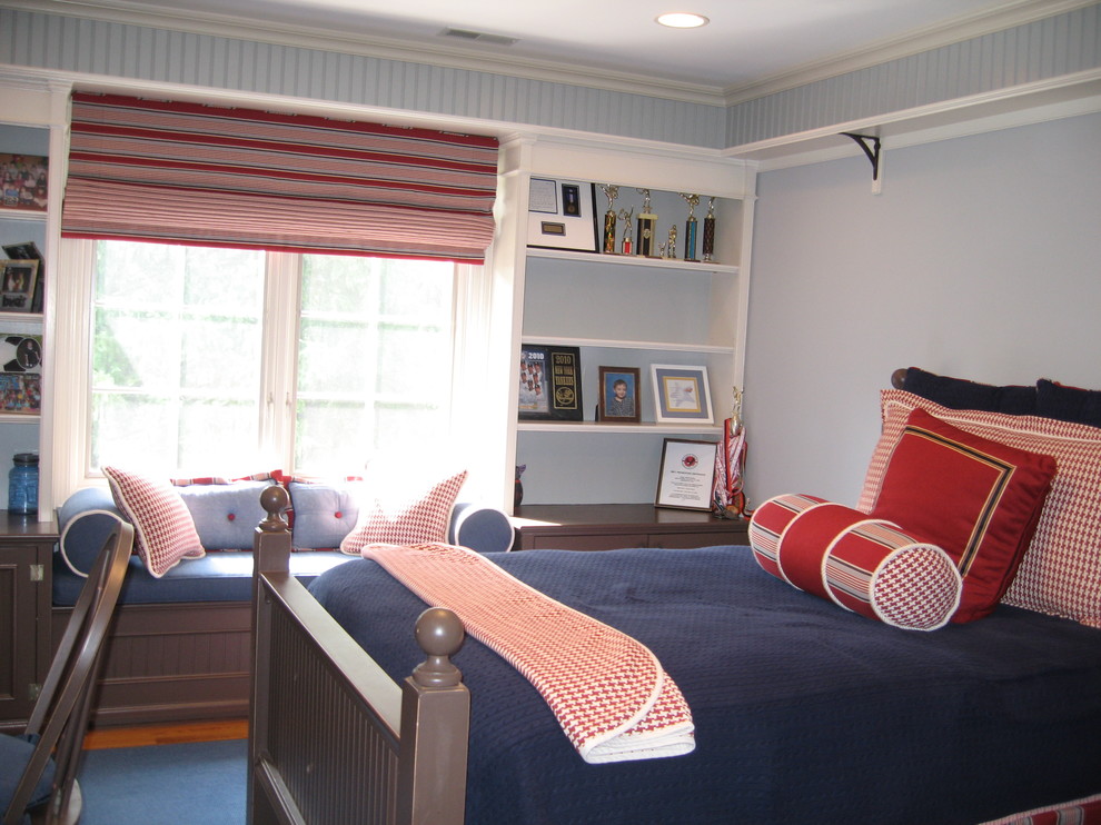 Inspiration för ett mellanstort lantligt pojkrum kombinerat med sovrum och för 4-10-åringar, med blå väggar och heltäckningsmatta