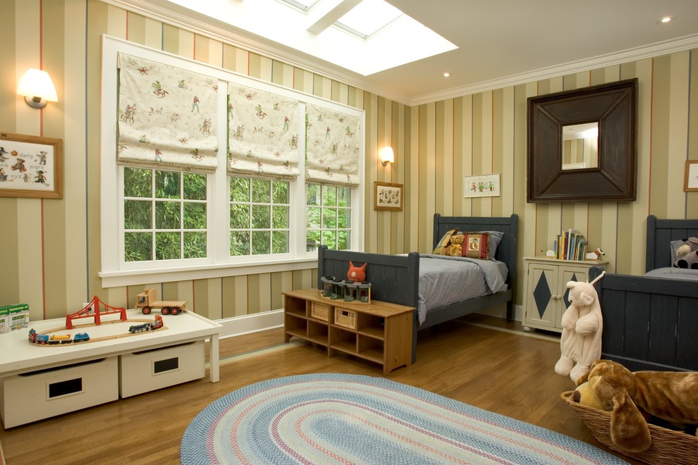 Exemple d'une chambre d'enfant de 4 à 10 ans chic avec un sol en bois brun et un mur multicolore.