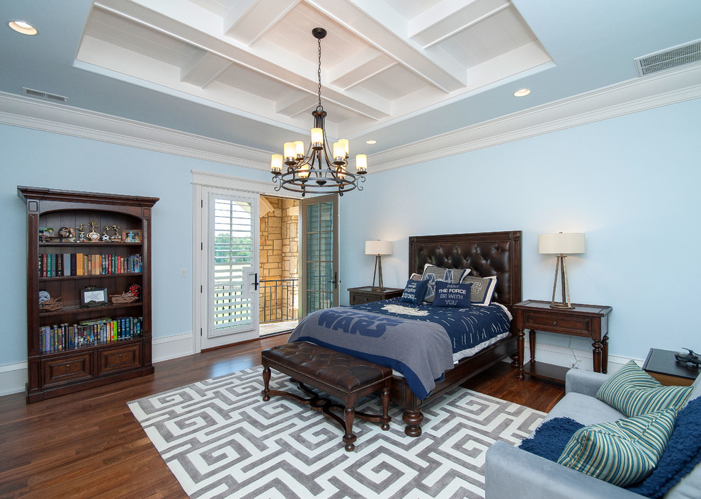 Modelo de dormitorio infantil clásico extra grande con paredes azules y suelo de madera en tonos medios