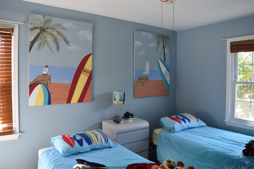 Foto di una cameretta per bambini da 1 a 3 anni stile marinaro di medie dimensioni con pareti blu, moquette e pavimento beige