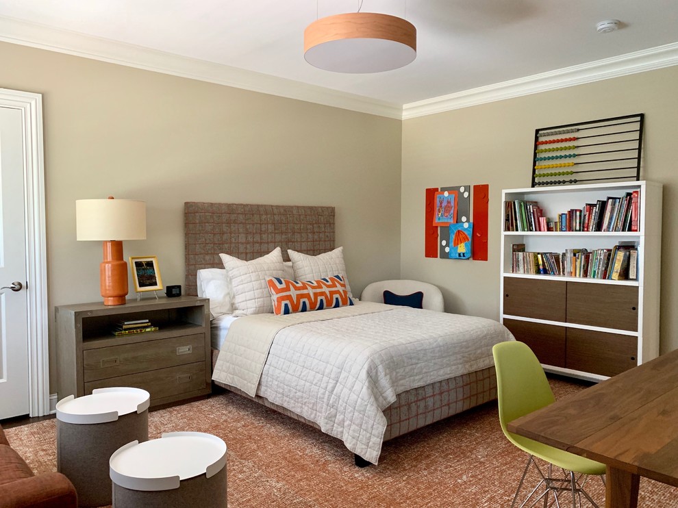 Cette photo montre une chambre d'enfant tendance avec un mur beige, parquet foncé et un sol marron.