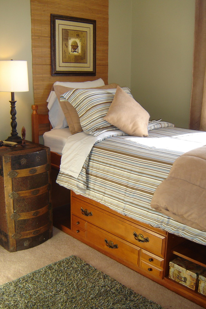 Exempel på ett klassiskt könsneutralt barnrum kombinerat med sovrum, med beige väggar och heltäckningsmatta